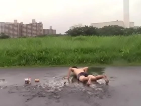 Japanese university student Sutehage's excited reaction to fireworks