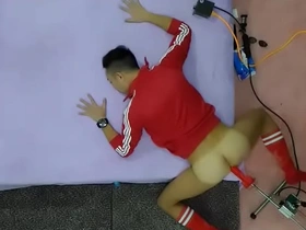 Asian gay fun with a red buttmachine and dildo